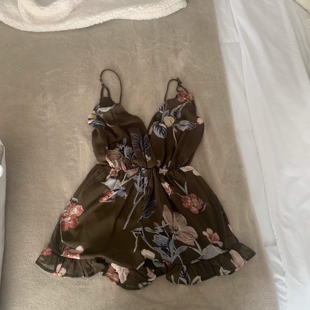 Floral backless romper. NWT